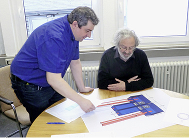 



TZWL-Gründer Prof. Peter Müller (rechts) und Prüfstellenleiter Taner Özbiyik besprechen die Pläne für die neuen Prüfstände. 
