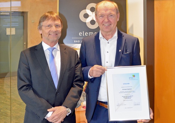 Günther Mertz überreicht Jürgen Speer (rechts) die Mitgliedsurkunde des BTGA.