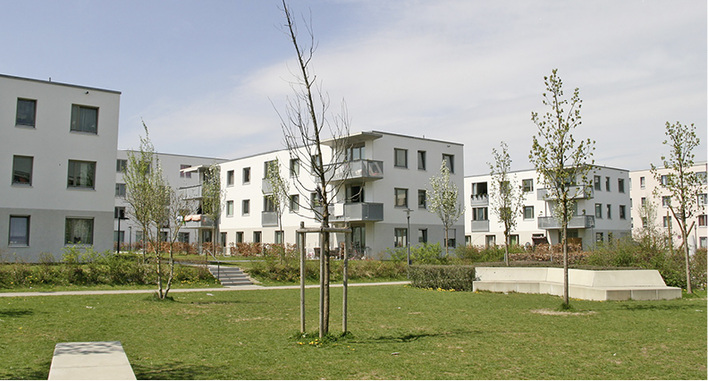 
1
 Wohngebäude in München nach EnEV 2009, Baujahr 2010, mit rund 600 m
2
 Wohnfläche in acht Wohneinheiten. Das Trinkwassererwärmungs-system deckt in der Übergangszeit den Wärme-bedarf der Wohnungen. 



