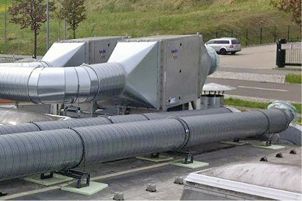 



1
 Kanalabscheider auf dem Dach eines Lebensmittelproduzenten. 
