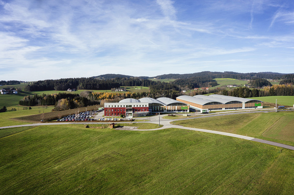 Der Firmensitz von ÖkoFEN in Niederkappel, Österreich, wird durch einen Neubau (rechts im Bild) auf insgesamt 13.500 m2 erweitert.