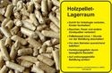 Holzpellets und das Warnschild aus der aktuellen DEPV-Broschüre “Empfehlungen zur Lagerung von Holzpellets“ (Ausgabe Juli 2009).