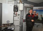Manfred Schindler (Geschäftsführer der Aktuell Bau GmbH) erläutert die wandhängende Stirling-Mikro-KWK-Anlage EcoGen WGS von Brötje. (Quelle: Brötje)