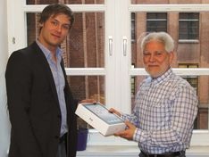 Marc Pöhlitz (links) von Walter Meier übergibt Karsten Gielich den Hauptpreis der Verlosung des Klima Forum 2011.