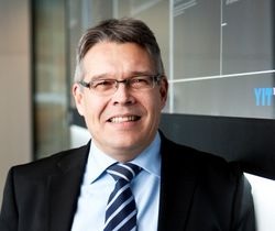 Juhani Pitkäkoski, CEO von YIT, bereitet die Organisation und die Geschäftstätigkeiten des Bereichs Gebäudetechnik unter dem Namen Caverion vor. (Quelle: YIT)