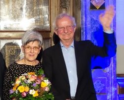 Xavier Feys (Daikin Europe), Norbert Schmelzle (ehemaliger Vorstand der GEA AG), Gunther Gamst (Geschäftsführer Daikin Germany) und Frans Hoorelbeke (Chairman Daikin Europe) (v.l.) verabschieden Werner Rolles und seine Frau Ellen Rolles. (Quelle: Daikin)