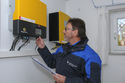TÜV Rheinland warnt vor dem Betreten überfluteter Räume mit Installationen einer Photovoltaik-Anlage. (Quelle: TÜV Rheinland AG / Reinhard Witt)