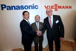 Dr. Martin Viessmann (rechts) und Kazuhiro Tsuga, Präsident der Panasonic Corporation (links), präsentierten ihr gemeinsames Projekt zum Brennstoffzellen-Heizgerät in der japanischen Botschaft in Berlin. In der Bildmitte Botschafter Takeshi Nakane.