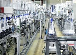 Geberit: Vollautomatische Herstellung von Füllventilen für Spülkästen. (Quelle: Geberit / Alexander Sauer)