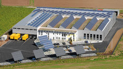 Energieautarke Kollektorfabrik von Wagner Solar. (Quelle: www.wagner-solar.com)