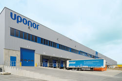Das neue Logistikzentrum der Uponor GmbH am Firmenhauptsitz in Haßfurt. (Quelle: Uponor)